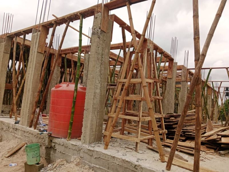 Concrete columns and formwork with bamboo props